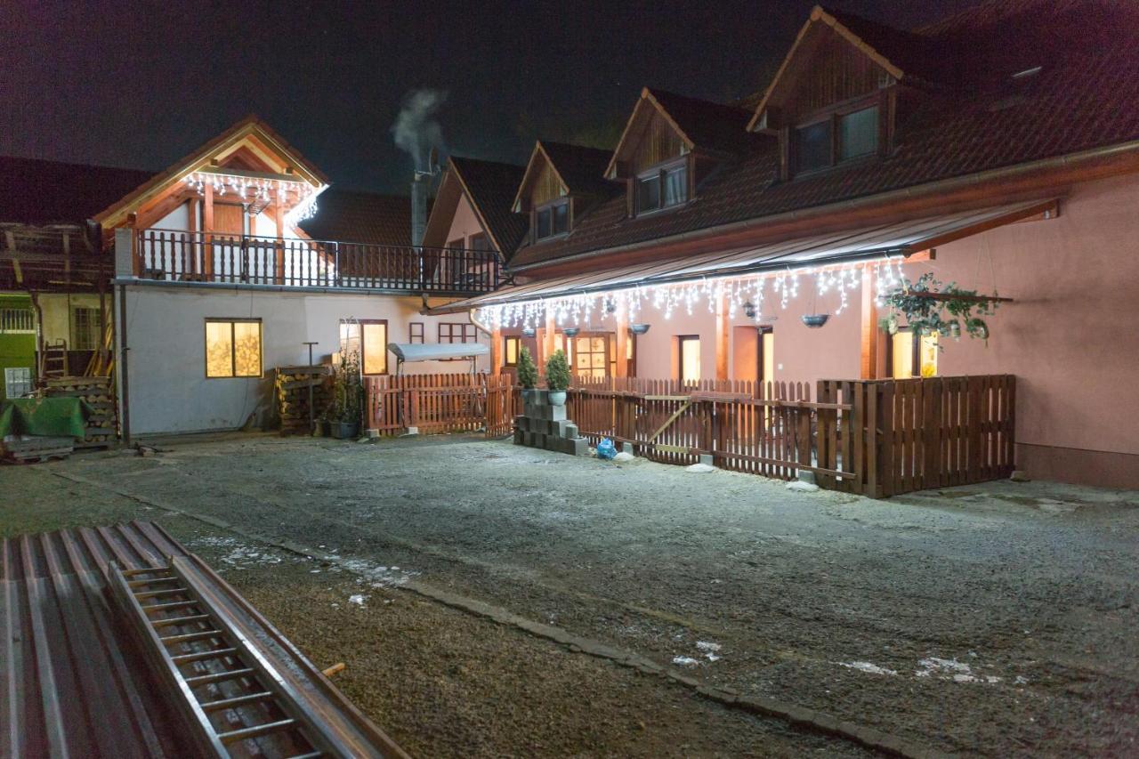 Ubytovanie Adina Poltar Exterior foto
